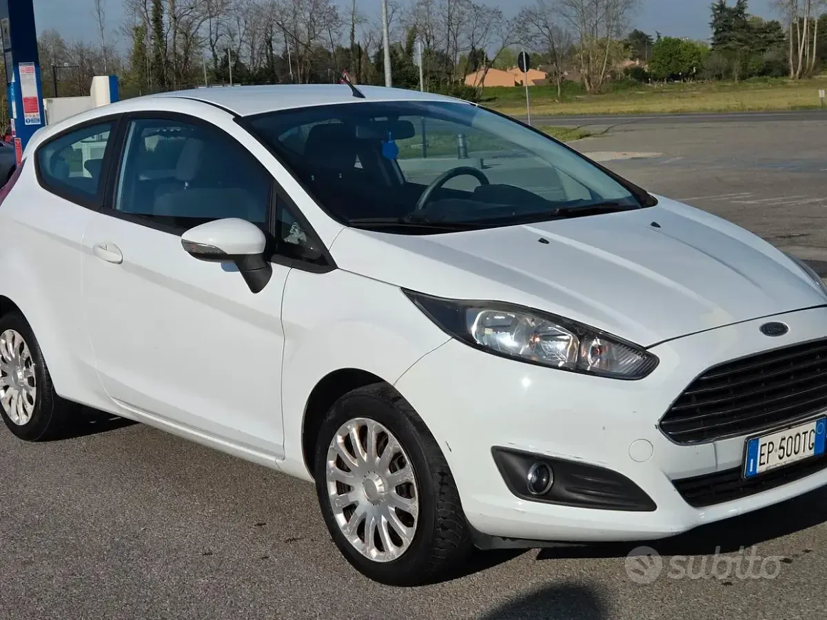 Usata Ford Fiesta Titanium 80 CV (58 kW) 2014 Bianco Utilitaria