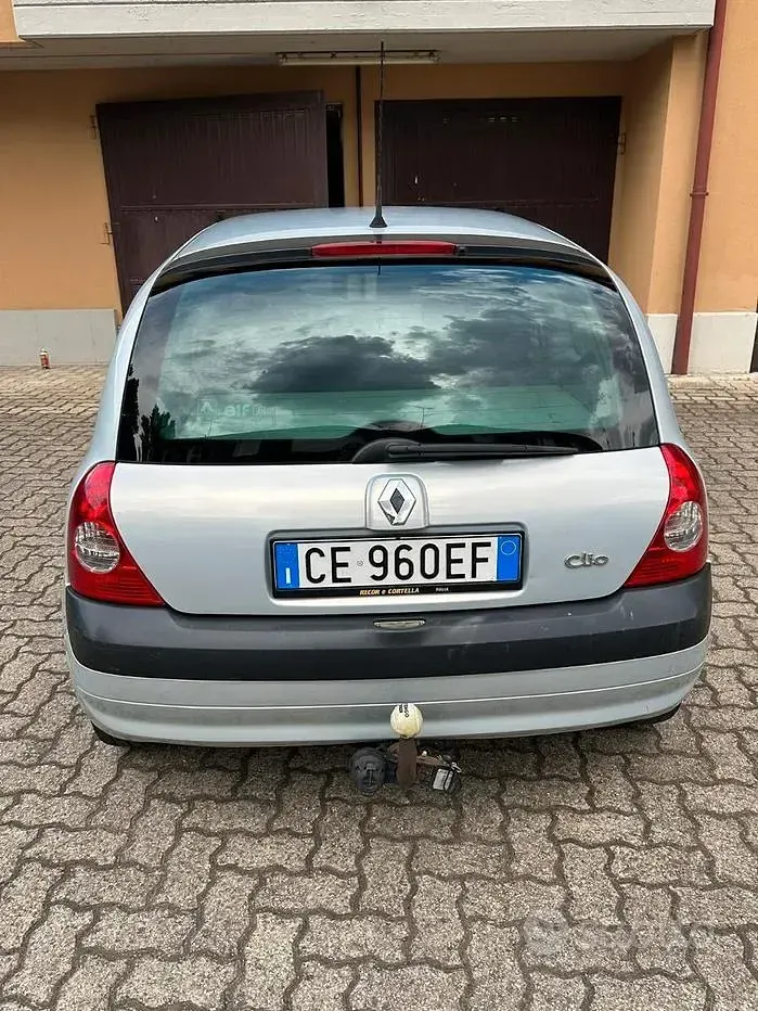 Käytetty Renault Clio II 58 HP (42 kW) 2003 Sedan