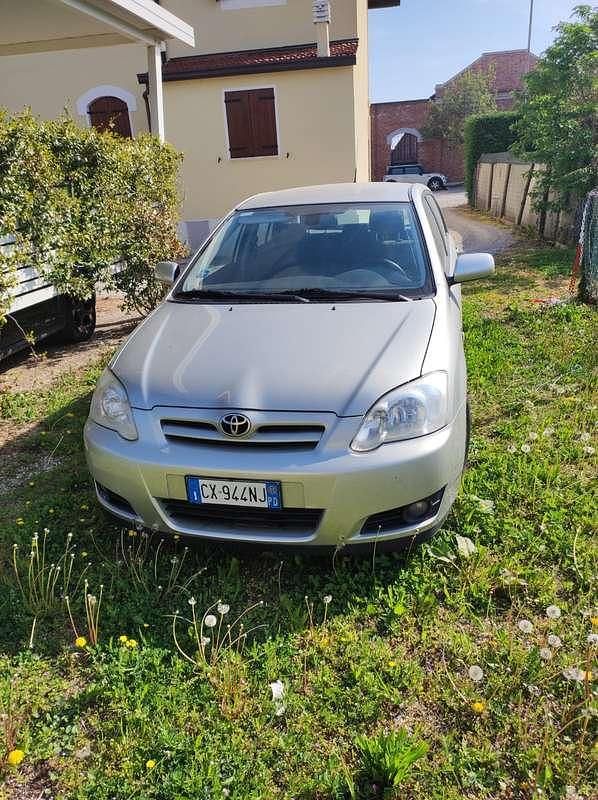 Usata Toyota Corolla 90 CV (66 kW) 2005 Argento Berlina
