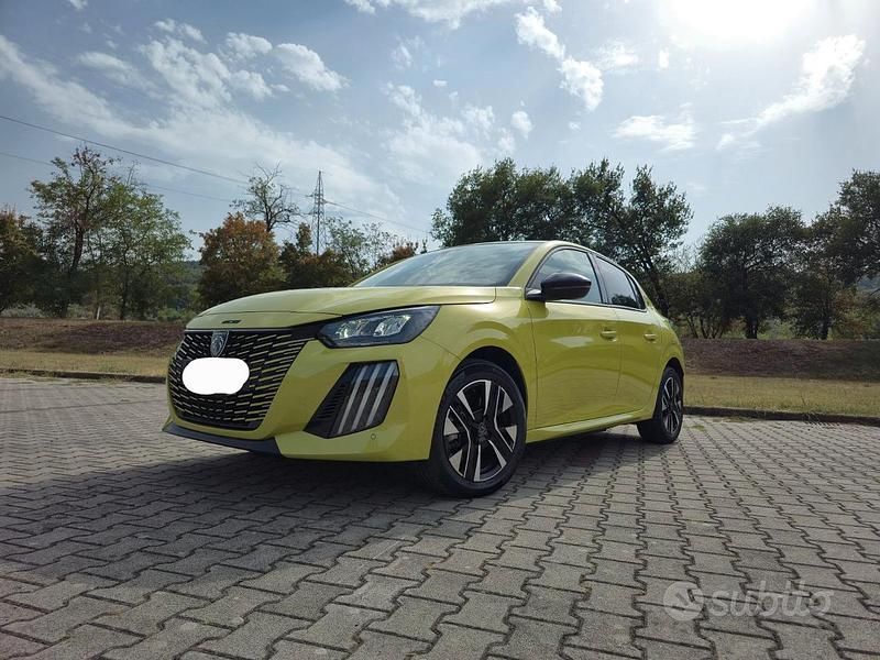 Usata Peugeot e-208 Allure 100 kW (136 CV) 2024 Giallo Utilitaria