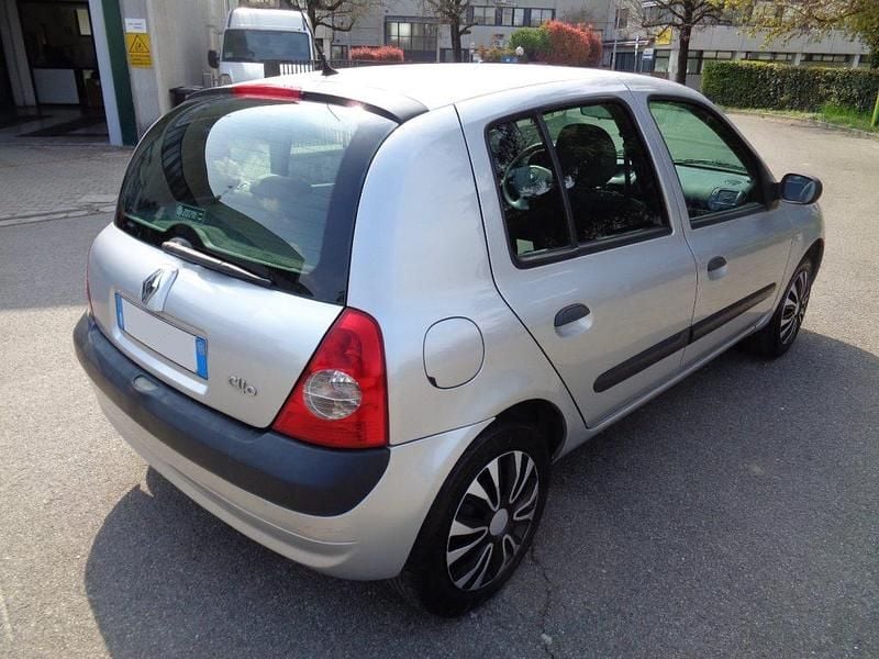 Usata Renault Clio II 75 CV (55 kW) 2005 Argento metallizzato Berlina