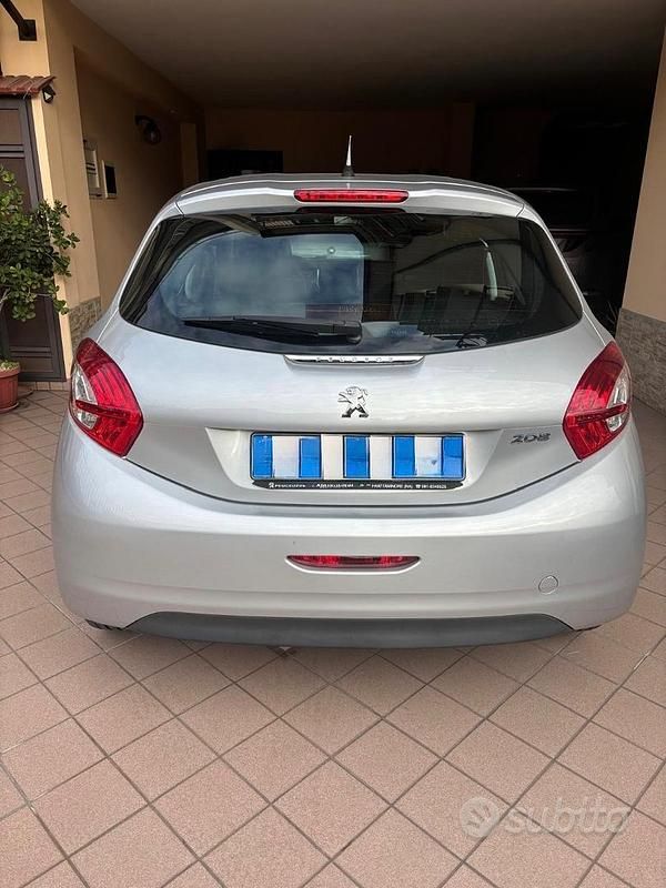 Usata Peugeot 208 68 CV (50 kW) 2015 Grigio Utilitaria