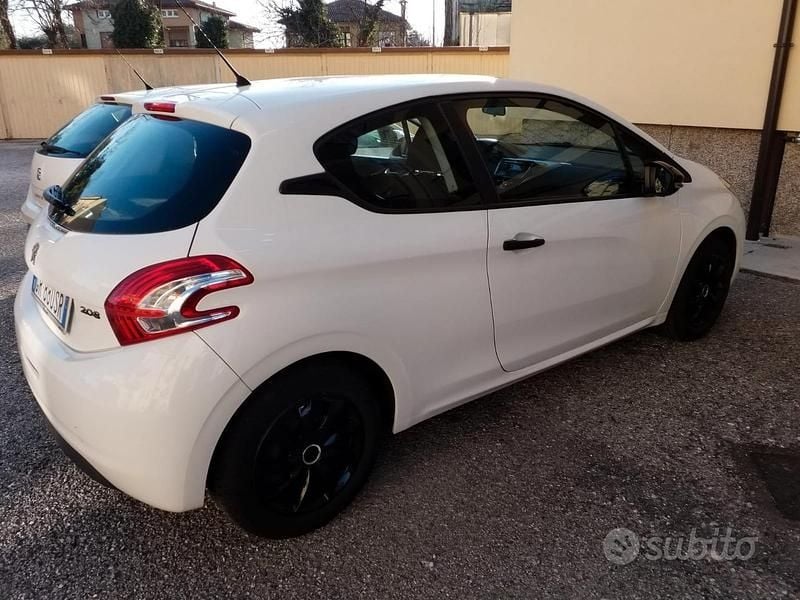 Usata Peugeot 208 Active 68 CV (50 kW) 2013 Bianco Utilitaria