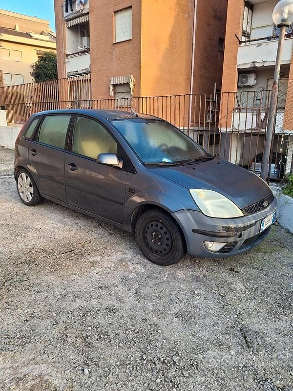 Usata Ford Fiesta 68 CV (50 kW) 2005 Blu Utilitaria