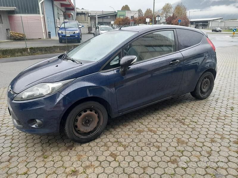Usata Ford Fiesta 71 CV (52 kW) 2012 Blu Utilitaria