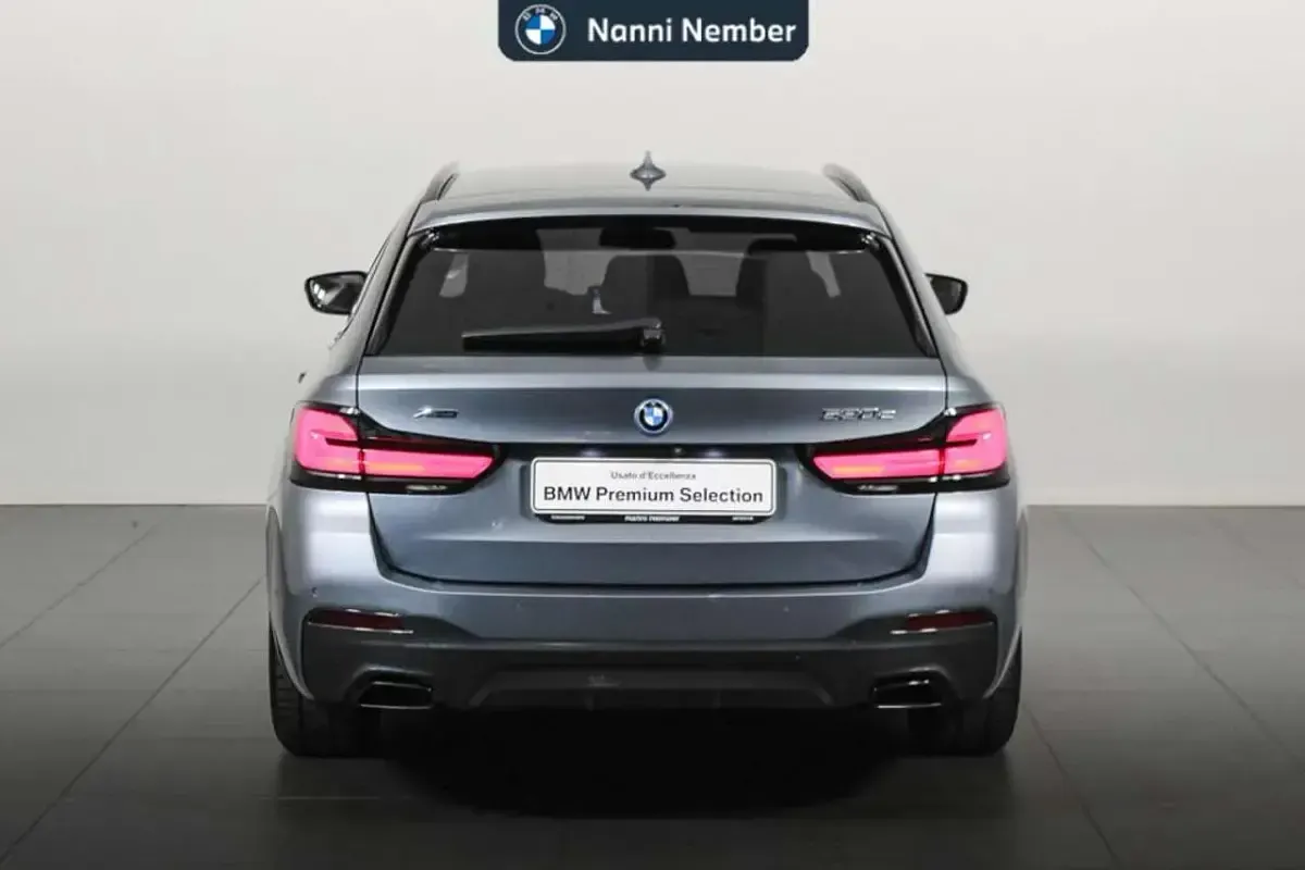 Usata BMW 530e M Sport 292 CV (214 kW) 2022 Bluestone metallizzato Station wagon