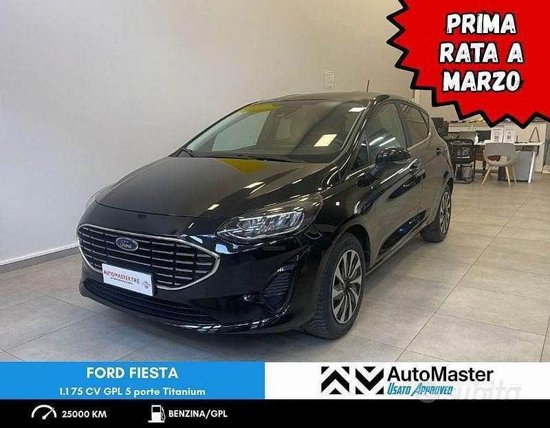 Nero Usata 2023 Ford Fiesta Titanium Tre volumi | 14.900 € (Buon prezzo) - Immagine 1/4