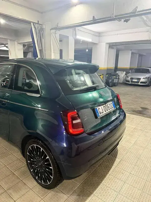 Usata Fiat 500e La Prima 42 kW (58 CV) 2022 Blu/azzurro Utilitaria