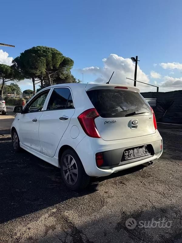 Begagnad Kia Picanto 67 HK (49 kW) 2015 Vit Halvkombi