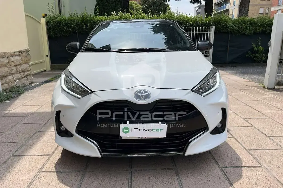 Usata Toyota Yaris Hybrid Lounge 92 CV (67 kW) 2022 Bianco Utilitaria