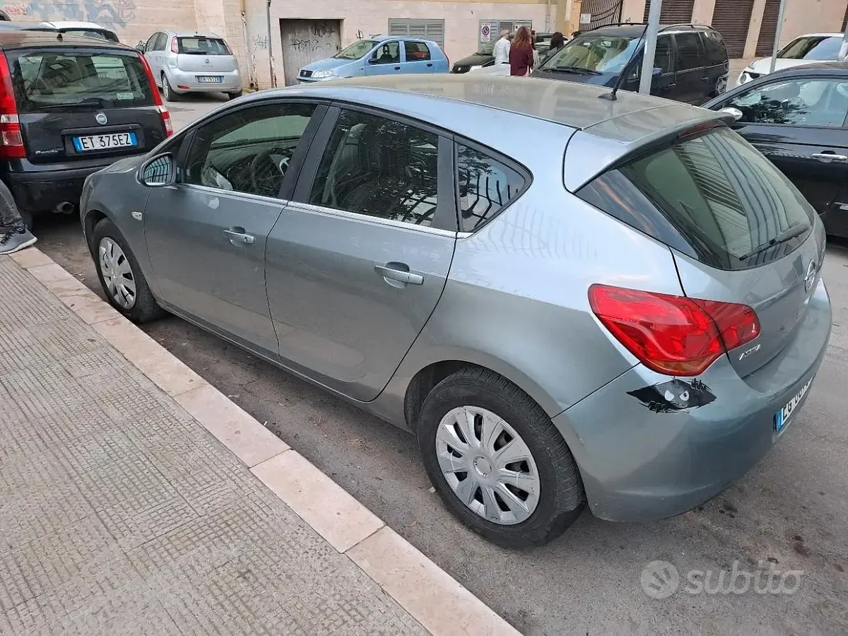 Używany Opel Astra 110 KM (80 kW) 2011 Szary Sedan/Limuzyna