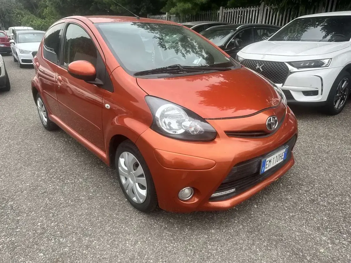 Usata Toyota Aygo Edition 68 CV (50 kW) 2012 Arancione Utilitaria