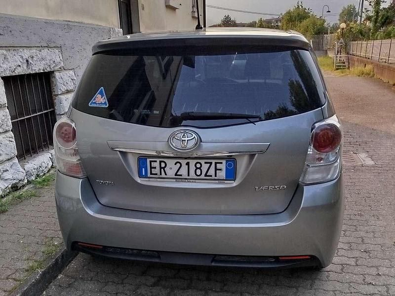 Grigio Usata 2013 Toyota Verso Monovolume | 6000 € (Buon prezzo) - Immagine 1/4