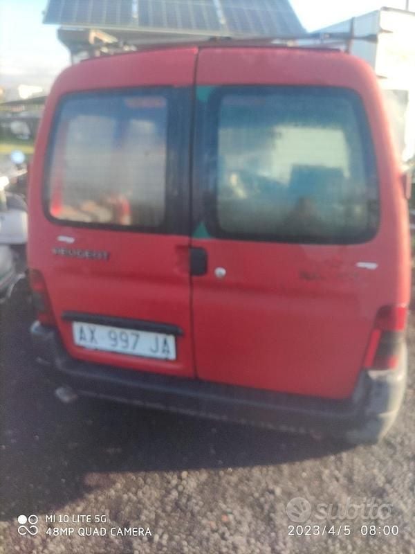 Käytetty Peugeot Partner 70 HP (51 kW) 1998 Punainen Tila-auto