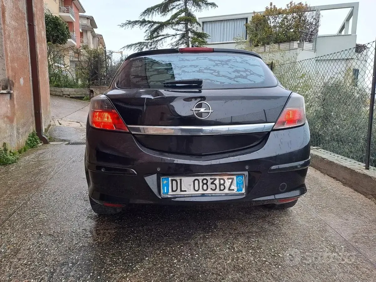 Usata Opel Astra GTC Enjoy 90 CV (66 kW) 2007 Nero Berlina