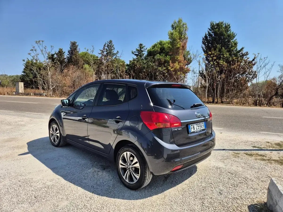 Usata Kia Venga 90 CV (66 kW) 2018 Grigio Utilitaria