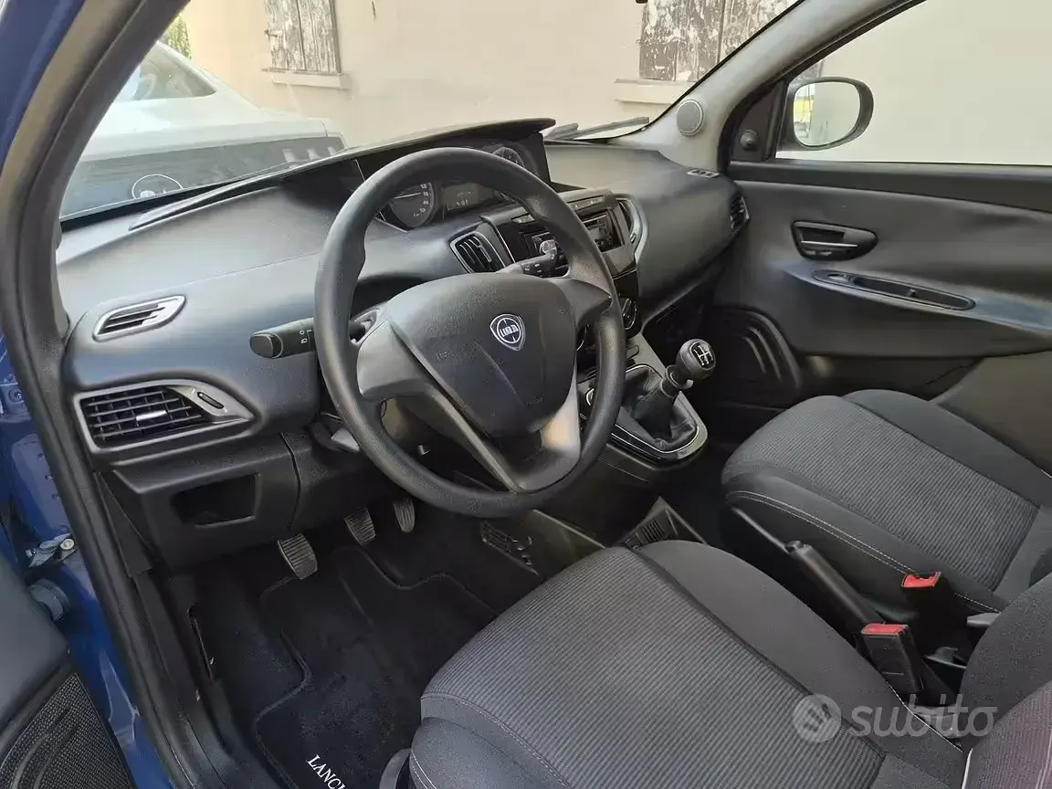 Usata Lancia Ypsilon 69 CV (50 kW) 2017 Bluazzurro Utilitaria