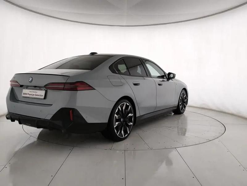 Usata BMW i5 Comfort Edition 442 kW (601 CV) 2023 Brooklyn grey Berlina