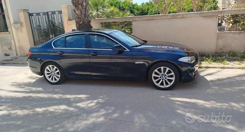 Blu Usata 2011 BMW 520 Luxury Line | 9999 € (Buon prezzo) - Immagine 1/4
