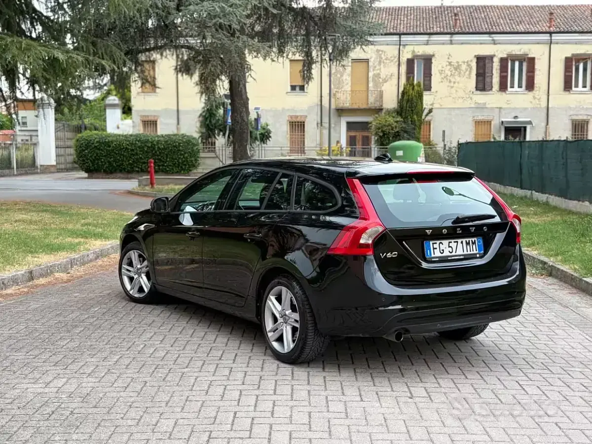Usata Volvo V60 120 CV (88 kW) 2016 Nero Station wagon
