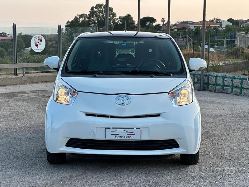 Usata Toyota iQ Lounge 68 CV (50 kW) 2011 Bianco Utilitaria