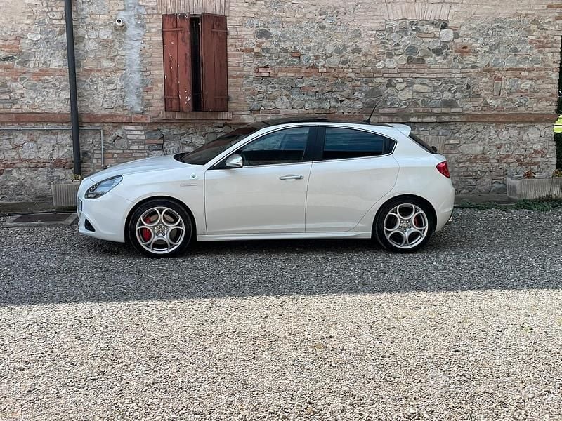 Bianco Usata 2011 Alfa Romeo Giulietta Quadrifoglio Verde Due volumi | 13.000 € - Immagine 1/4