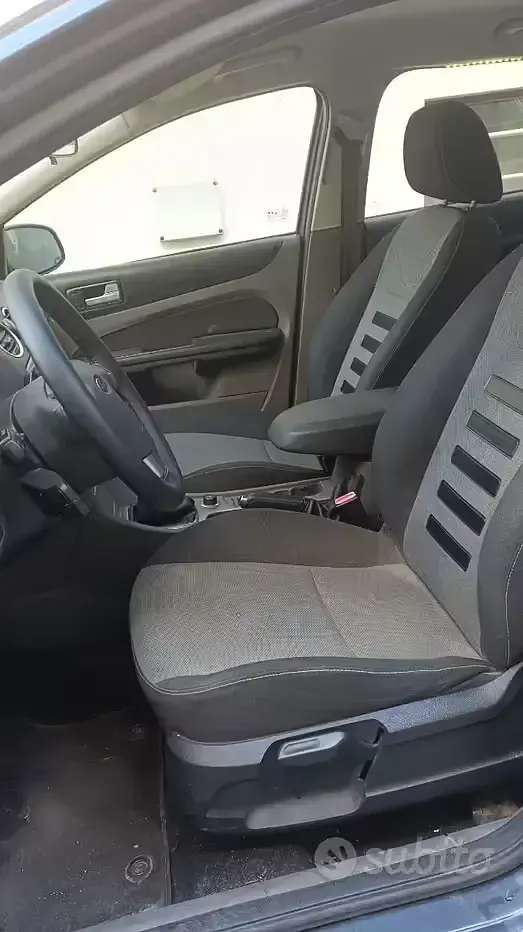Usata Ford Focus 109 CV (80 kW) 2010 Grigio Station wagon