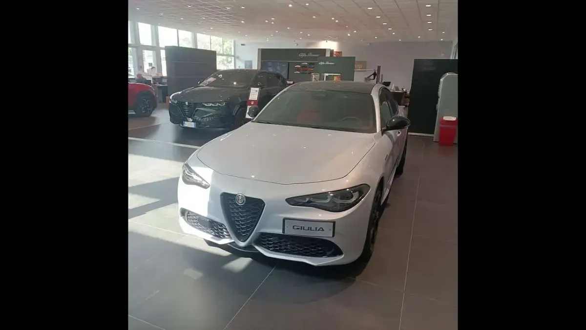 Nuova Alfa Romeo Giulia Veloce 211 CV (155 kW) 2026 Bianco lunare Berlina
