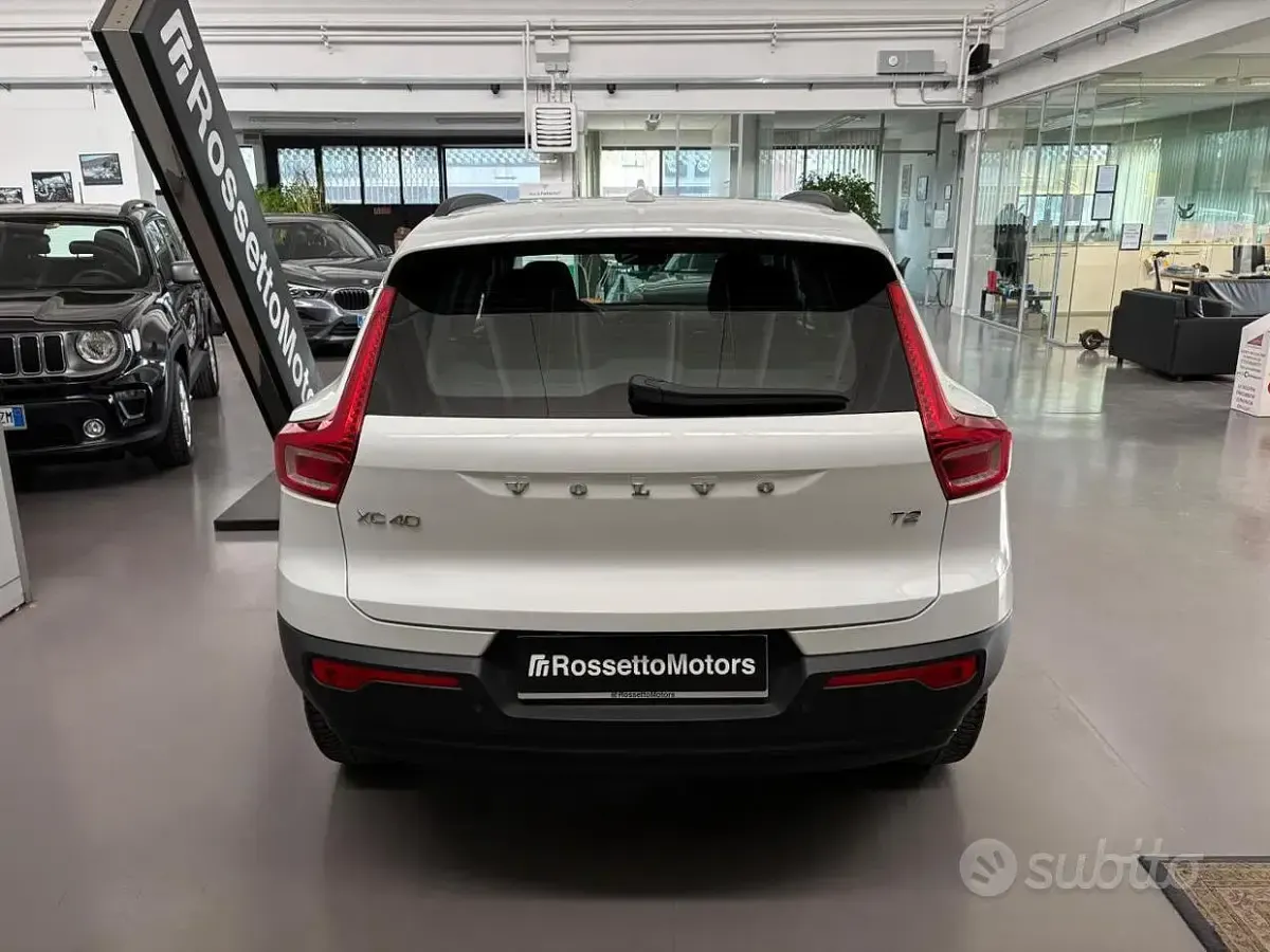 Usata Volvo XC40 Momentum 129 CV (94 kW) 2021 Bianco SUV