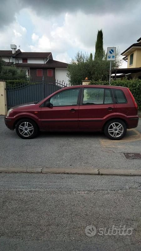 Usata Ford Fusion 68 CV (50 kW) 2004 Utilitaria