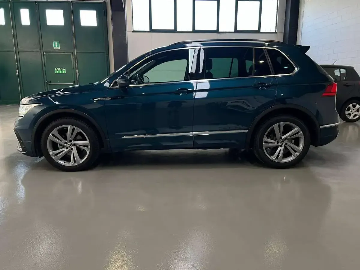 Usata VW Tiguan R-line 150 CV (110 kW) 2021 Nightshade blue SUV