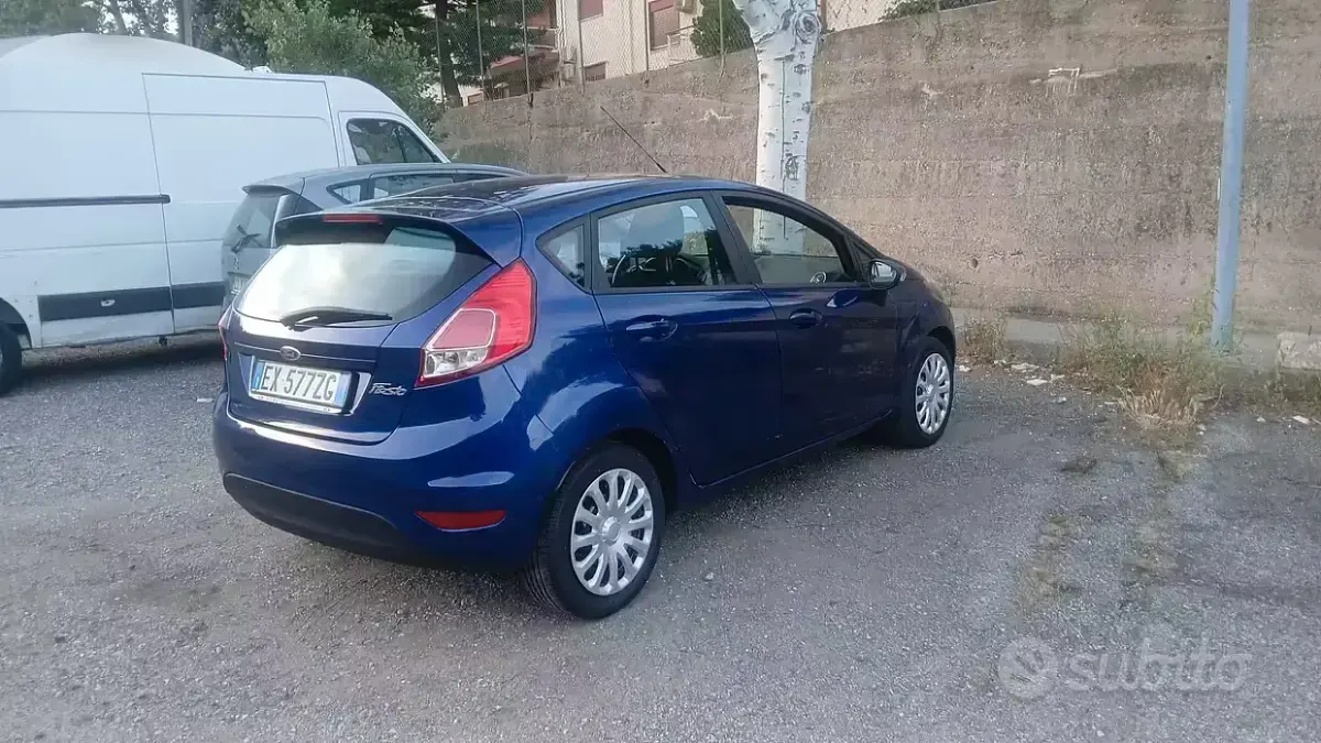 Usata Ford Fiesta 75 CV (55 kW) 2015 Bluazzurro Utilitaria