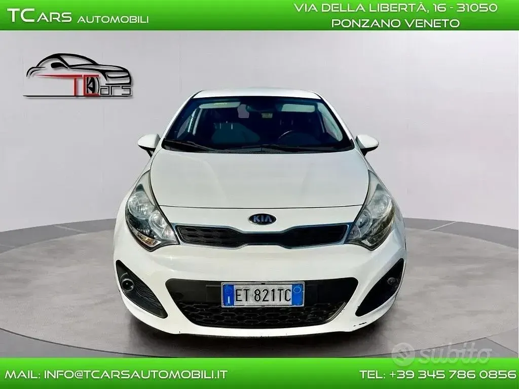 Usado Kia Rio 75 HP (55 kW) 2014 Branco Sedan