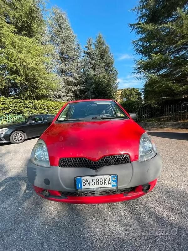 Usata Toyota Yaris 68 CV (50 kW) 2000 Rosso Berlina