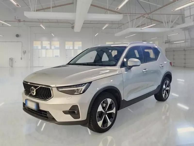 Grigio Usata 2022 Volvo XC40 Core SUV | 25.750 € (Buon prezzo) - Immagine 1/4