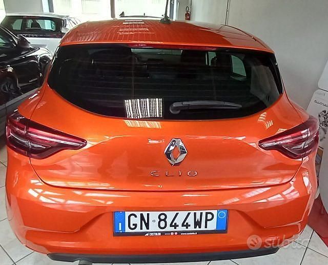 Usata Renault Clio V Equilibre 65 CV (47 kW) 2023 Arancione Berlina