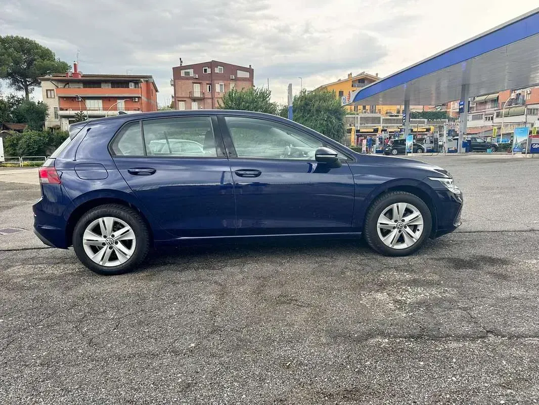 Usata VW Golf VIII Life 131 CV (96 kW) 2021 Blu/azzurro Utilitaria