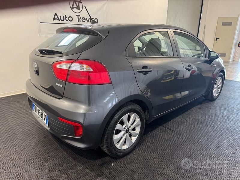 Usata Kia Rio 75 CV (55 kW) 2017 Grigio Berlina