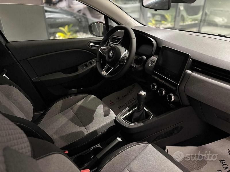 Nuova Mitsubishi Colt Invite 101 CV (74 kW) 2025 Grigio Berlina