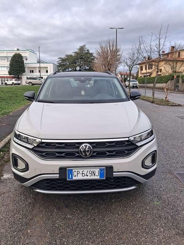 Usata VW T-Roc Life 110 CV (80 kW) 2023 Beige SUV