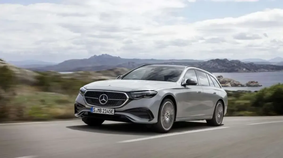 Usata Mercedes E220 AMG Line Premium 197 CV (144 kW) 2024 Argento Station wagon