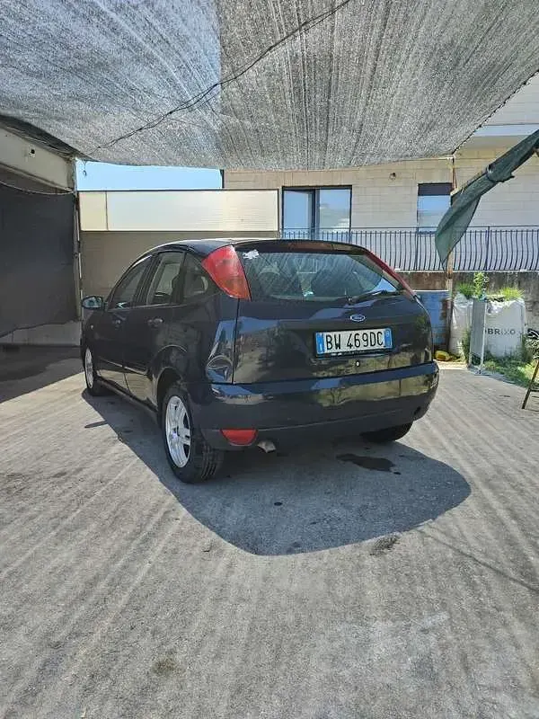 Usata Ford Focus Ambiente 90 CV (66 kW) 2001 Blu Berlina