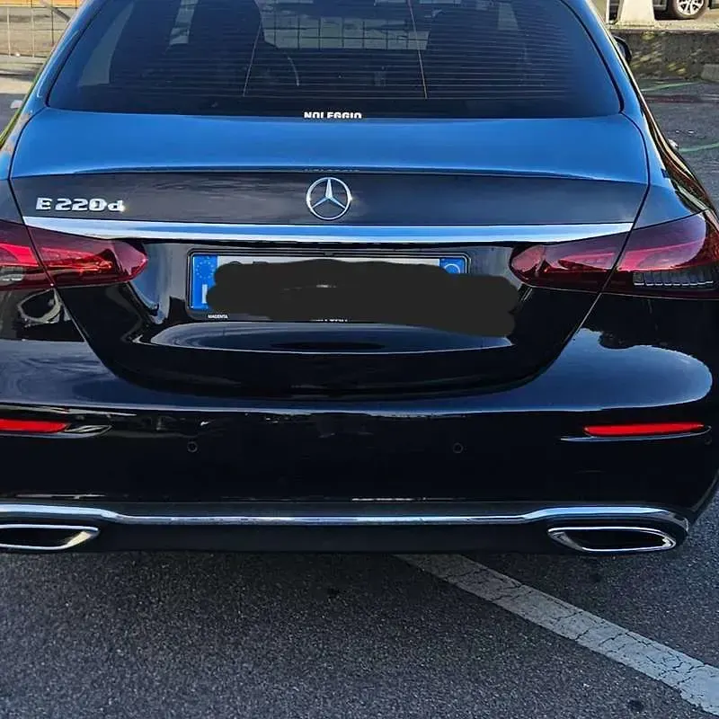 Usata Mercedes E220 Business 200 CV (147 kW) 2022 Nero Berlina