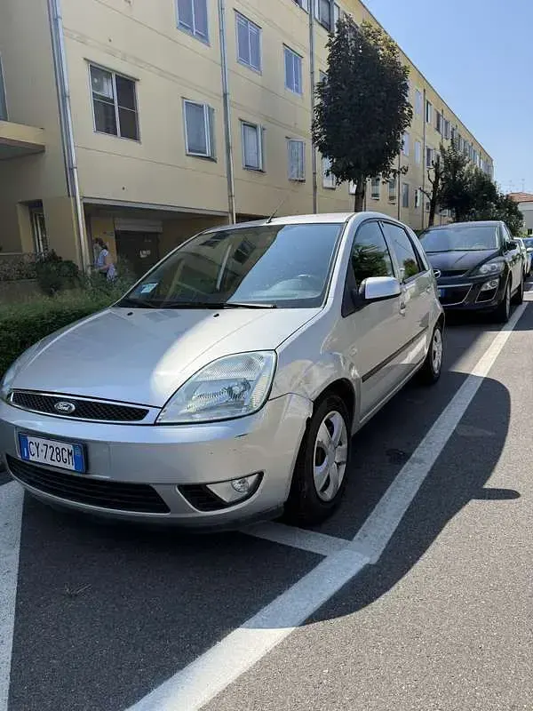 Usata Ford Fiesta Ambiente 75 CV (55 kW) 2005 Utilitaria