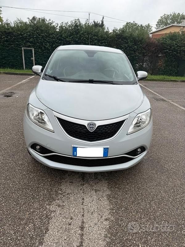 Usata Lancia Ypsilon 84 CV (61 kW) 2016 Grigio Utilitaria