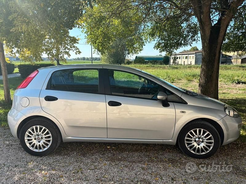 Grigio Usata 2015 Fiat Punto Due volumi | 6000 € (Buon prezzo) - Immagine 1/4