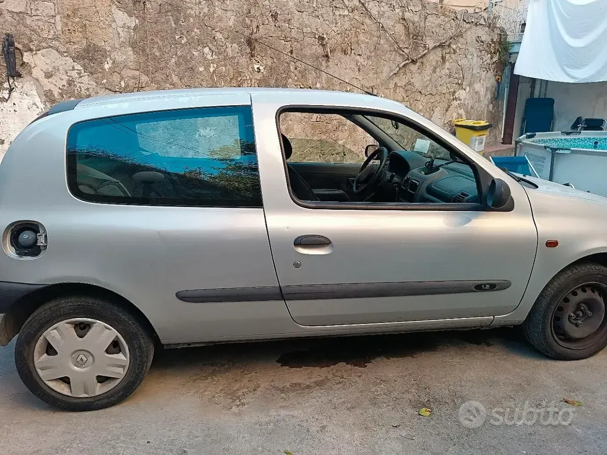 Usata Renault Clio II 58 CV (42 kW) 2000 Grigio Berlina