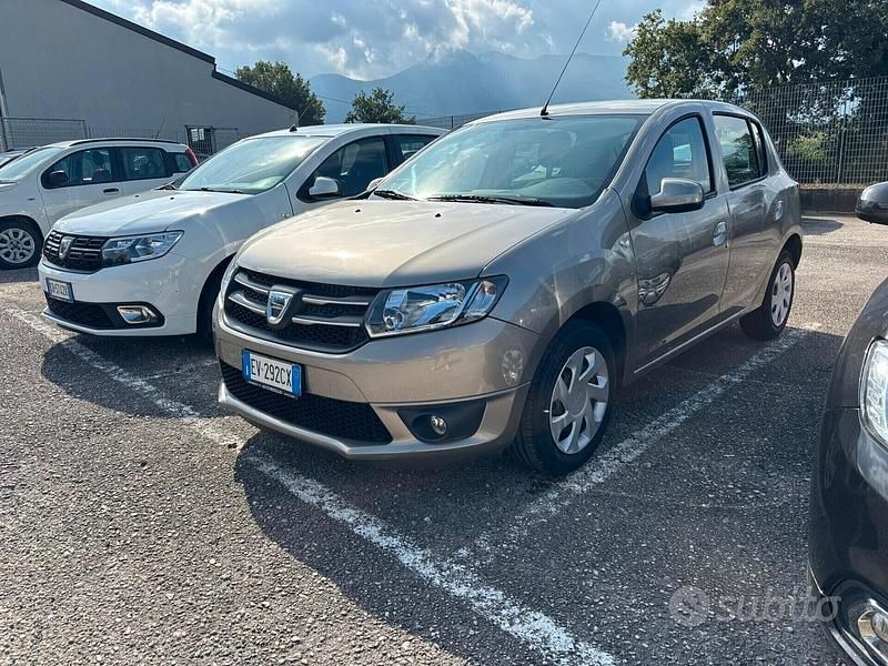 Oro Usata 2014 Dacia Sandero Due volumi | 6700 € (Buon prezzo) - Immagine 1/4