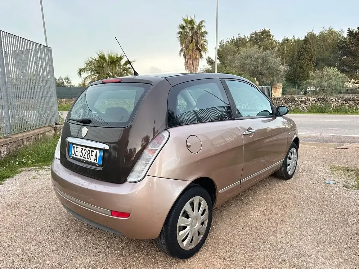 Usata Lancia Ypsilon 75 CV (55 kW) 2007 Oro Utilitaria