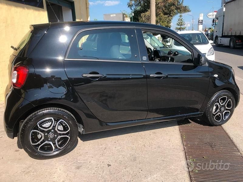Usata Smart ForFour Electric Drive Passion 41 kW (56 CV) 2020 Nero Berlina